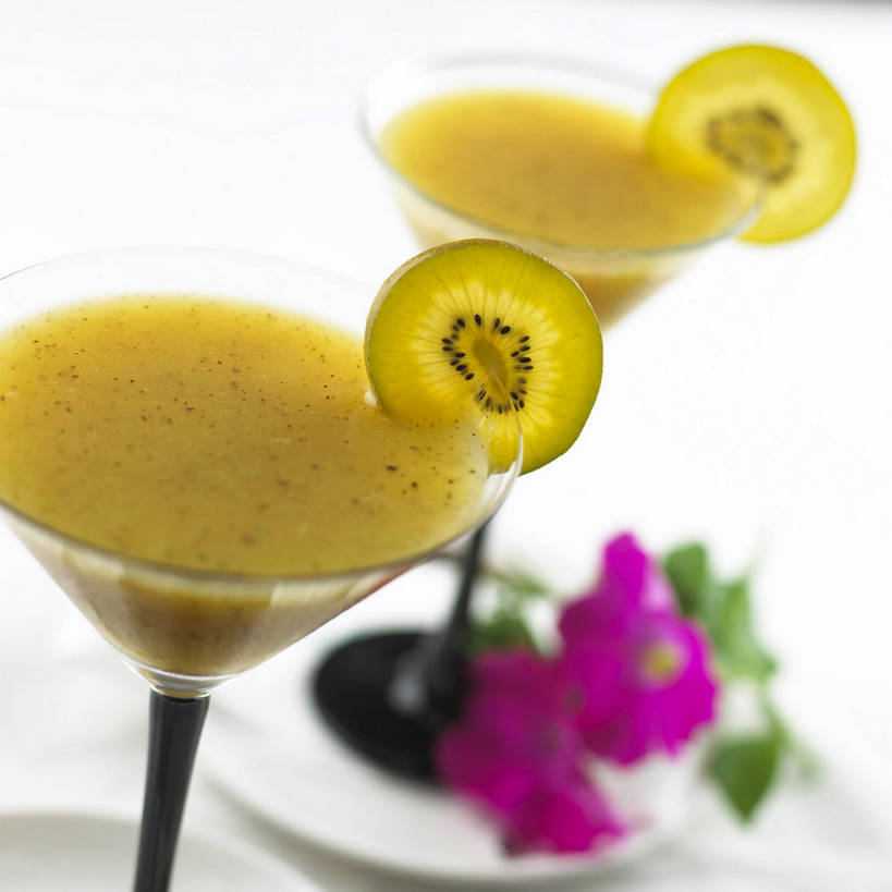 无人,方图,俯视,室内,特写,白天,餐桌,桌子,猕猴桃,杯子,水果,叶子,两片,切开,阴影,朦胧,模糊,新鲜,盛开,反射,高脚杯,影子,生食,食品,甜点,甜品,果实,绿叶,两杯,花蕾,玻璃制品,花,花瓣,花朵,鲜花,食物,饮料,两个,粉色,黄色,酒杯,甜食,花苞,花蕊,切,嫩叶,冰淇淋,有机食品,绿色食品,餐台,鲜奶,奶昔,剖面,切面,鸡尾酒杯,叶,叶片,玻璃杯,奇异果,猕猴梨,彩图,高角度拍摄,黄金奇异果,金猕猴桃,猕猴桃奶昔,shjb1