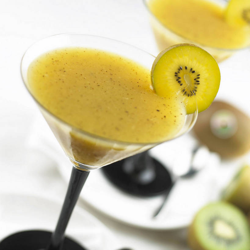 无人,方图,俯视,室内,特写,白天,餐桌,桌子,猕猴桃,杯子,水果,切开,阴影,朦胧,模糊,新鲜,反射,高脚杯,影子,生食,食品,甜点,甜品,果实,两杯,玻璃制品,食物,饮料,两个,黄色,酒杯,甜食,切,冰淇淋,有机食品,绿色食品,餐台,鲜奶,奶昔,剖面,切面,鸡尾酒杯,玻璃杯,奇异果,猕猴梨,彩图,高角度拍摄,黄金奇异果,金猕猴桃,猕猴桃奶昔,shjb1