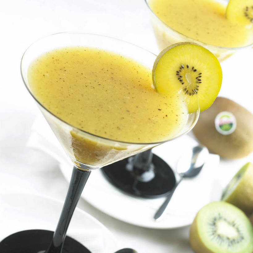 无人,方图,俯视,室内,特写,白天,餐桌,桌子,猕猴桃,杯子,水果,切开,阴影,朦胧,模糊,新鲜,反射,高脚杯,影子,生食,食品,甜点,甜品,果实,两杯,玻璃制品,食物,饮料,两个,黄色,酒杯,甜食,切,冰淇淋,有机食品,绿色食品,餐台,鲜奶,奶昔,剖面,切面,鸡尾酒杯,玻璃杯,奇异果,猕猴梨,彩图,高角度拍摄,黄金奇异果,金猕猴桃,猕猴桃奶昔,shjb1