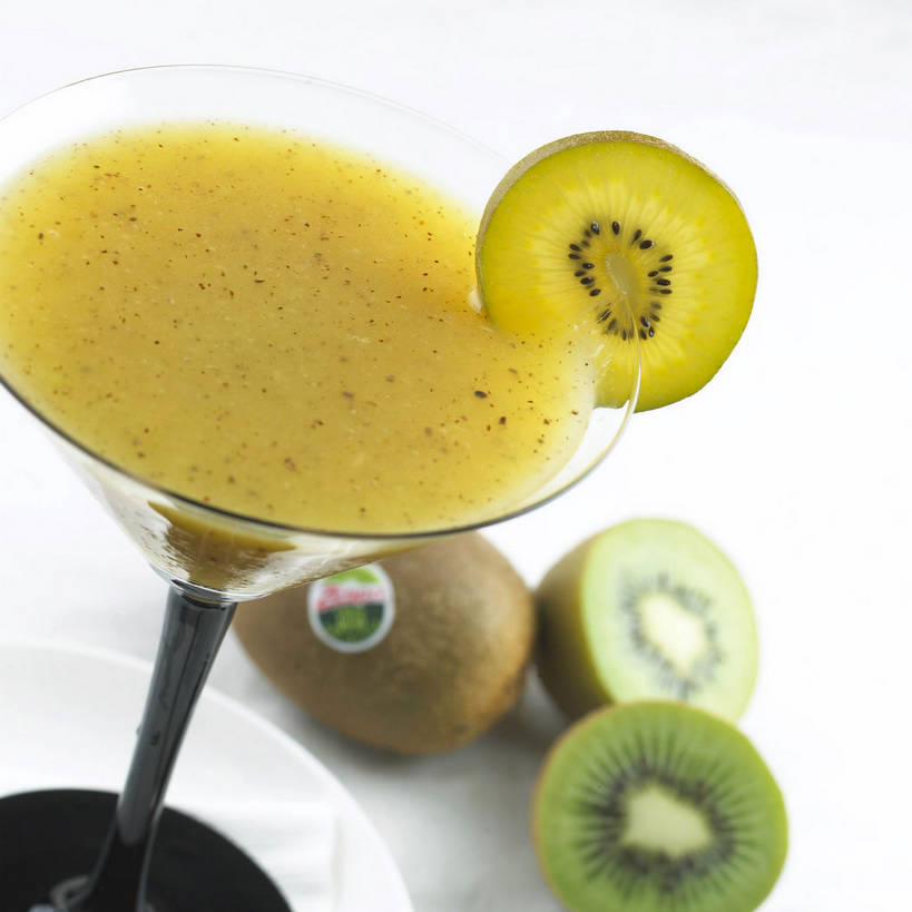 无人,方图,俯视,室内,特写,白天,白色背景,餐桌,桌子,猕猴桃,杯子,水果,切开,阴影,新鲜,反射,高脚杯,影子,生食,食品,甜点,甜品,果实,一杯,玻璃制品,食物,饮料,一个,黄色,酒杯,甜食,切,冰淇淋,摄影,有机食品,绿色食品,影棚,单个,餐台,鲜奶,摄影棚,奶昔,剖面,切面,鸡尾酒杯,玻璃杯,奇异果,猕猴梨,彩图,高角度拍摄,影棚拍摄,拍摄,黄金奇异果,金猕猴桃,猕猴桃奶昔,shjb1