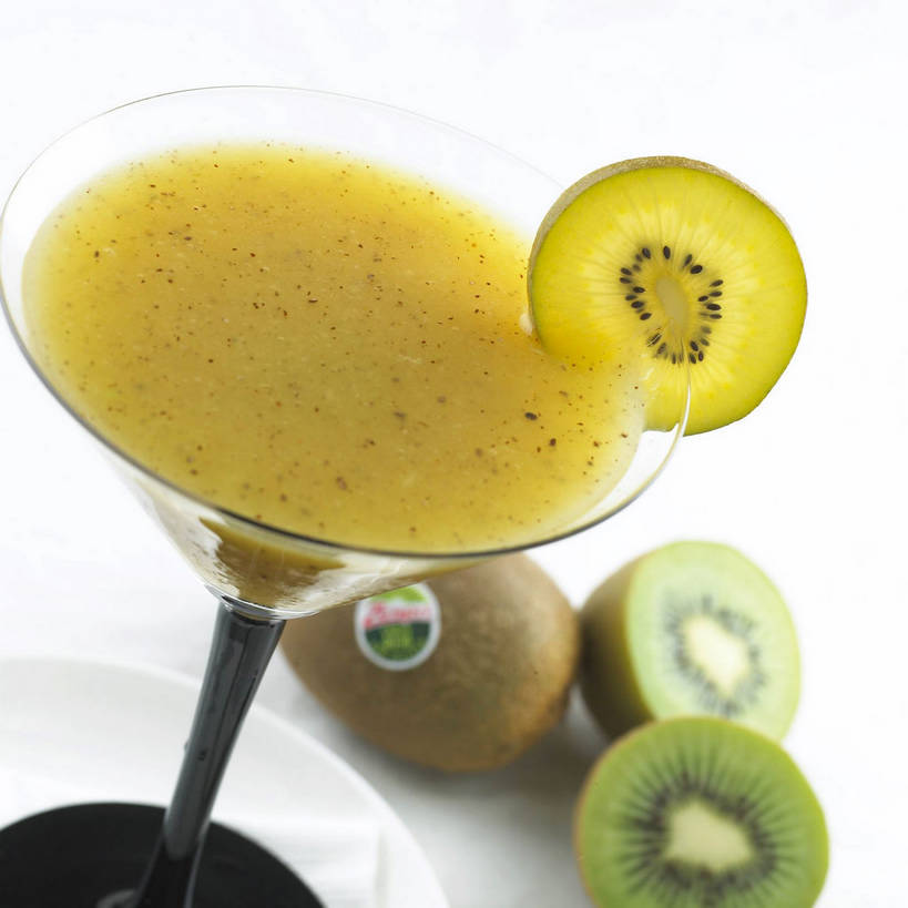 无人,方图,俯视,室内,特写,白天,白色背景,餐桌,桌子,猕猴桃,杯子,水果,切开,阴影,新鲜,反射,高脚杯,影子,生食,食品,甜点,甜品,果实,一杯,玻璃制品,食物,饮料,一个,黄色,酒杯,甜食,切,冰淇淋,摄影,有机食品,绿色食品,影棚,单个,餐台,鲜奶,摄影棚,奶昔,剖面,切面,鸡尾酒杯,玻璃杯,奇异果,猕猴梨,彩图,高角度拍摄,影棚拍摄,拍摄,黄金奇异果,金猕猴桃,猕猴桃奶昔,shjb1