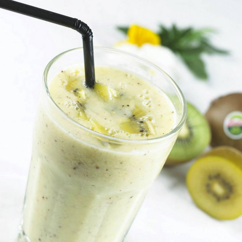 无人,方图,俯视,室内,特写,白天,餐桌,桌子,猕猴桃,杯子,水果,叶子,一根,切开,阴影,朦胧,模糊,新鲜,反射,影子,塑料,生食,食品,甜点,甜品,果实,绿叶,一杯,玻璃制品,食物,饮料,一个,黄色,绿色,黑色,水杯,塑料制品,吸管,甜食,切,嫩叶,冰淇淋,有机食品,绿色食品,单个,餐台,鲜奶,空心,奶昔,剖面,切面,饮管,叶,叶片,玻璃杯,奇异果,猕猴梨,彩图,高角度拍摄,圆柱状,黄金奇异果,金猕猴桃,猕猴桃奶昔,shjb1