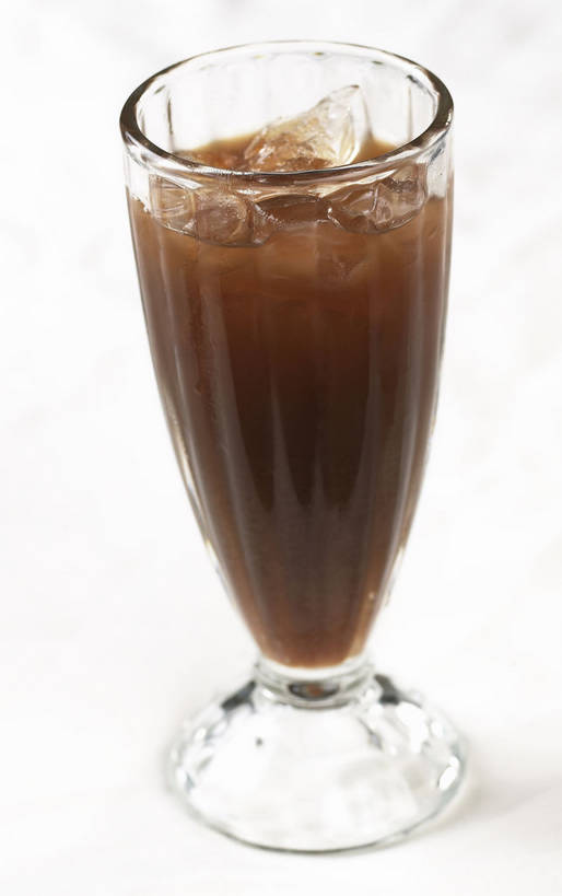 果汁,无人,竖图,俯视,室内,特写,白天,白色背景,餐桌,桌子,杯子,阴影,反射,影子,冰,冰块,褐色,饮品,一杯,冷冻,酸梅,玻璃制品,饮料,一个,水杯,寒冷,摄影,影棚,冷藏,单个,餐台,冰冷,可口,摄影棚,乌梅汁,乌梅,梅子,保鲜,适口,果梅,玻璃杯,彩图,高角度拍摄,影棚拍摄,拍摄,桔梅肉,熏梅,shjb1