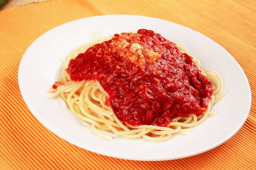 面食,面条,意大利面,无人,横图,俯视,室内,特写,白天,西餐,餐桌,桌子,餐具,阴影,反射,布料,碟子,盘,影子,调料,酱料,酱汁,面,茄汁,肉,佐料,料理,食品,调味品,调味料,布纹,番茄酱,肉酱,肉糜,肉末,酱,肉类,桌布,食物,一个,黄色,红色,白色,盘子,餐巾,碟,台布,西式,单个,餐台,肉食,意粉,意面,餐桌布,彩图,高角度拍摄,番茄肉酱,番茄肉酱意面,shjb1