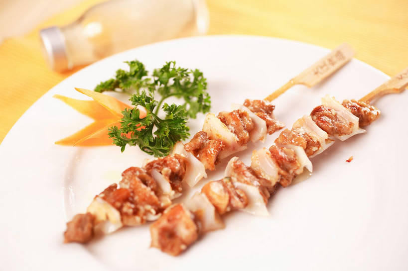 无人,横图,俯视,室内,特写,白天,烹饪,烧烤,餐桌,桌子,芹菜,蔬菜,餐具,叶子,两根,阴影,朦胧,模糊,新鲜,反射,布料,碟子,罐子,盘,影子,调料,料理,食品,绿叶,烤肉,调味品,调味料,布纹,菜肴,美食,玻璃制品,桌布,食物,黄色,白色,盘子,玻璃瓶,餐巾,瓶子,碟,台布,嫩叶,佳肴,有机食品,绿色食品,荷兰芹,欧芹,香芹,餐台,配菜,法香,巴西利,洋香菜,洋芫荽,法国香菜,旱芹菜,番荽,叶,叶片,餐桌布,彩图,高角度拍摄,烤肉串,shjb1