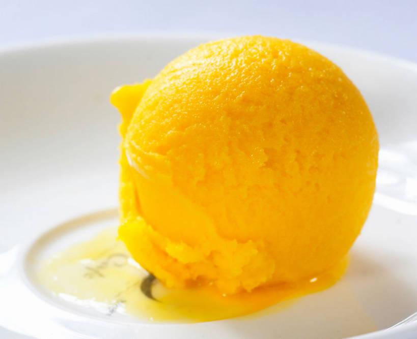 无人,横图,俯视,室内,特写,白天,白色背景,餐桌,桌子,餐具,阴影,反射,碟子,盘,影子,陶瓷,冰激凌,陶瓷制品,清凉,一个,白色,盘子,碟,冷饮,舒服,橙色,冰淇淋,摄影,影棚,单个,餐台,解暑,解渴,摄影棚,雪糕,舒爽,冰糕,消暑,彩图,高角度拍摄,影棚拍摄,拍摄,芒果冰淇淋,shjb1