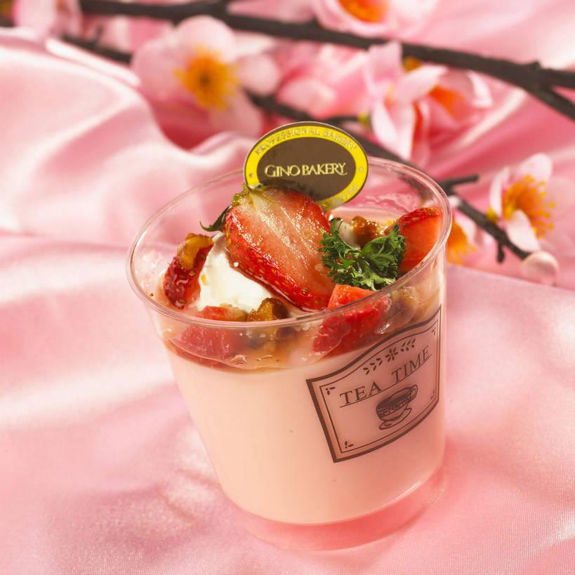 点心,无人,方图,俯视,室内,特写,白天,幸福,纯洁,餐桌,桌子,樱花,草莓,浆果,芹菜,杯子,水果,阴影,新鲜,装饰,盛开,反射,英文,标志,布料,文字,影子,字符,字母,生食,食品,甜点,甜品,果实,枝条,一杯,花蕾,布纹,标识,提拉米苏,玻璃制品,桌布,花,花瓣,花朵,鲜花,树枝,食物,糕点,一个,粉色,红色,餐巾,水杯,台布,甜食,巧克力,花苞,花蕊,有机食品,绿色食品,荷兰芹,欧芹,香芹,单个,餐台,等待,朱古力,英文字母,华丽,修饰,点缀,生命,法香,巴西利,洋香菜,洋芫荽,法国香菜,衬托,美观,雅致,雅观,仙樱花,福岛樱,青肤樱,高尚,旱芹菜,番荽,热烈,虬枝,枝杈,堤拉米苏,意大利蛋糕,玻璃杯,洋莓,水果皇后,荆桃,红莓,地莓,餐桌布,彩图,高角度拍摄,蛋糕,shjb1