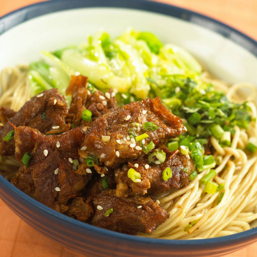 面食,面条,无人,方图,俯视,室内,特写,白天,烹饪,中餐,餐桌,桌子,蔬菜,阴影,新鲜,反射,布料,影子,葱,青菜,青葱,调味,面,肉,香料,佐料,牛肉,料理,食品,布纹,菜肴,美食,肉类,桌布,食物,餐巾,台布,中式,佳肴,牛肉面,有机食品,绿色食品,餐台,中华料理,配料,小白菜,肉食,作料,不结球白菜,餐桌布,彩图,高角度拍摄,牛肉拉面,shjb1