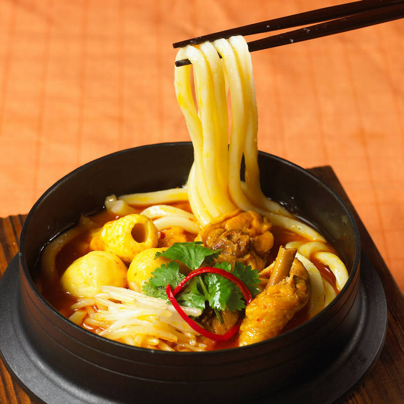 面食,面条,无人,方图,俯视,室内,特写,白天,烹饪,中餐,餐桌,筷子,桌子,辣椒,蔬菜,餐具,一双,许多,新鲜,布料,陶瓷,香菜,面,肉,汤,料理,食品,陶瓷制品,丸子,很多,布纹,文化,传统,菜肴,美食,肉类,肉丸,桌布,食物,黑色,餐巾,容器,台布,碗,中式,佳肴,有机食品,绿色食品,餐台,中华料理,肉圆,储藏,礼节,储存,礼仪,肉食,鱼竹轮,辣角,红海椒,大椒,辣虎,广椒,胡菜,香荽,原荽,园荽,芫荽,鱼卷,胡荽,莞荽,芫茜,芫蓿,莚葛草,莚荽菜,进餐用具,辣子,红辣椒,海椒,番椒,餐桌布,彩图,高角度拍摄,竹轮,贮存,shjb1