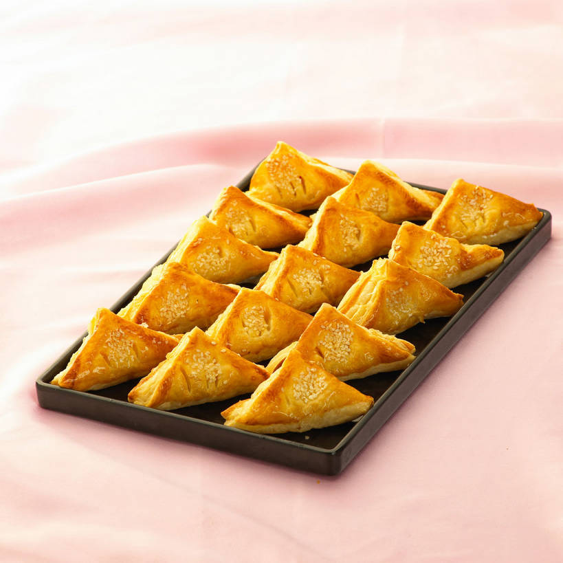 点心,无人,方图,俯视,室内,特写,白天,烹饪,餐桌,桌子,厨具,一排,许多,整齐,并列,并排,布料,烤盘,盘,三角形,图形,芝麻,料理,食品,很多,几何,布纹,美食,桌布,食物,糕点,排列,一个,粉色,白色,盘子,餐巾,台布,中式,白芝麻,单个,餐台,队列,数学,平行,烹饪用具,脂麻,胡麻,白麻,巨胜子,油麻,烹调用具,餐桌布,烹调,彩图,高角度拍摄,几何学,几何图形,shjb1