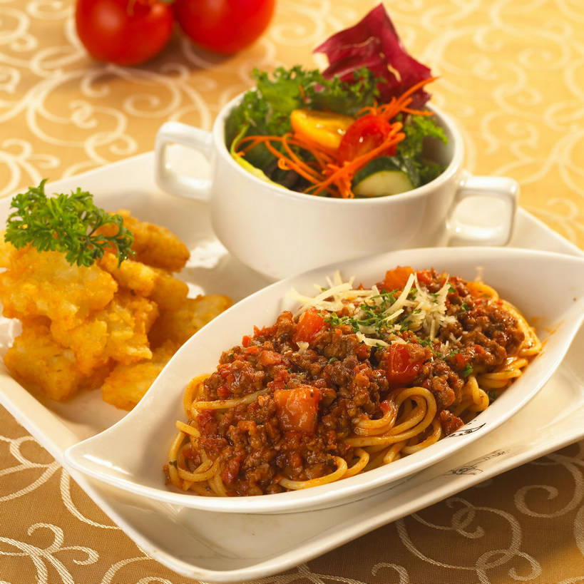 面食,面条,意大利面,无人,方图,俯视,室内,特写,白天,西餐,餐桌,桌子,芹菜,蔬菜,西红柿,小番茄,餐具,一堆,许多,阴影,堆叠,堆积,新鲜,反射,布料,碟子,盘,影子,陶瓷,菊苣,生菜,莴苣,调料,酱料,酱汁,面,茄汁,肉,蔬菜沙拉,佐料,沙拉,料理,食品,苦菜,陶瓷制品,调味品,很多,调味料,布纹,色拉,番茄酱,肉酱,肉糜,肉末,酱,沙拉酱,沙律,肉类,桌布,食物,红色,白色,盘子,餐巾,容器,碟,台布,碗,西式,有机食品,绿色食品,荷兰芹,欧芹,香芹,餐台,色拉酱,储藏,堆,苦苣,储存,肉食,意粉,意面,法香,巴西利,洋香菜,洋芫荽,法国香菜,春菜,鹅仔菜,莴仔菜,千金菜,旱芹菜,番荽,叶用莴苣,小西红柿,樱桃小番茄,珍珠小番茄,樱桃番茄,圣女果,番茄,餐桌布,彩图,高角度拍摄,咖啡草,咖啡萝卜,卡斯尼,明目菜,皱叶苦苣,贮存,番茄肉酱,番茄肉酱意面,shjb1