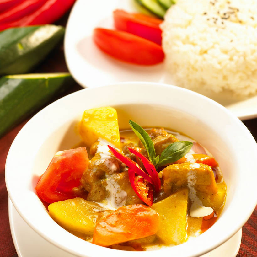 米饭,咖哩,无人,方图,俯视,室内,特写,白天,烹饪,中餐,餐桌,桌子,黄瓜,辣椒,蔬菜,土豆,西红柿,餐具,一堆,许多,堆叠,堆积,新鲜,碟子,盘,陶瓷,调料,肉,牛肉,料理,食品,陶瓷制品,饭,调味品,很多,调味料,咖喱,菜肴,美食,肉类,食物,白色,盘子,容器,碟,碗,中式,佳肴,有机食品,绿色食品,餐台,中华料理,储藏,堆,五谷,储存,肉食,辣角,红海椒,大椒,辣虎,广椒,馍馍蛋,广东菜,粤菜,洋芋,洋柿子,山药蛋,青瓜,马铃薯,辣子,胡瓜,红辣椒,海椒,柑仔蜜,番茄,番椒,臭柿,彩图,高角度拍摄,咖喱牛肉,六月柿,贮存,喜报三元,shjb1