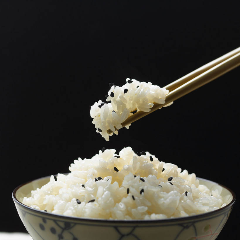 米饭,无人,方图,室内,特写,白天,正面,雾,餐桌,筷子,桌子,餐具,一堆,一双,许多,堆叠,堆积,沸腾,黑色背景,蒸汽,陶瓷,芝麻,陶瓷制品,水蒸气,饭,很多,文化,传统,一个,黑色,容器,碗,摄影,影棚,单个,餐台,储藏,堆,礼节,黑芝麻,五谷,储存,摄影棚,礼仪,蒸发,脂麻,胡麻,白麻,巨胜子,油麻,进餐用具,彩图,影棚拍摄,拍摄,贮存,shjb1