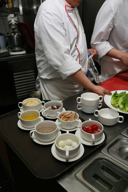 点心,面包,东方人,两个人,同事,厨师,餐厅,站,竖图,俯视,室内,白天,工作服,制服,成功,合作,团队,集体,信心,水,厨房,桌面,桌子,蔬菜,西红柿,小番茄,餐具,亚洲,一排,许多,服装,新鲜,整齐,并列,并排,碟子,盘,液体,陶瓷,水滴,生菜,莴苣,蛋,食品,面点,陶瓷制品,鹌鹑蛋,很多,黄种人,队伍,食物,糕点,排列,衣服,白色,盘子,容器,碟,碗,站着,服饰,有机食品,绿色食品,储藏,领导,衣着,成就,储存,穿着,队列,平行,合伙,领袖,厨师服,春菜,鹅仔菜,莴仔菜,千金菜,卵,鹌鹑卵,鹑鸟蛋,叶用莴苣,工作制服,衣饰,小西红柿,樱桃小番茄,珍珠小番茄,男人,男性,年轻男性,中年男性,亚洲人,厨师长,厨子,大厨,主厨,樱桃番茄,圣女果,番茄,站立,半身,彩图,高角度拍摄,工作套服,灶间,餐馆,饭店,饭馆,厨房料理台,贮存,料理台,shjb1