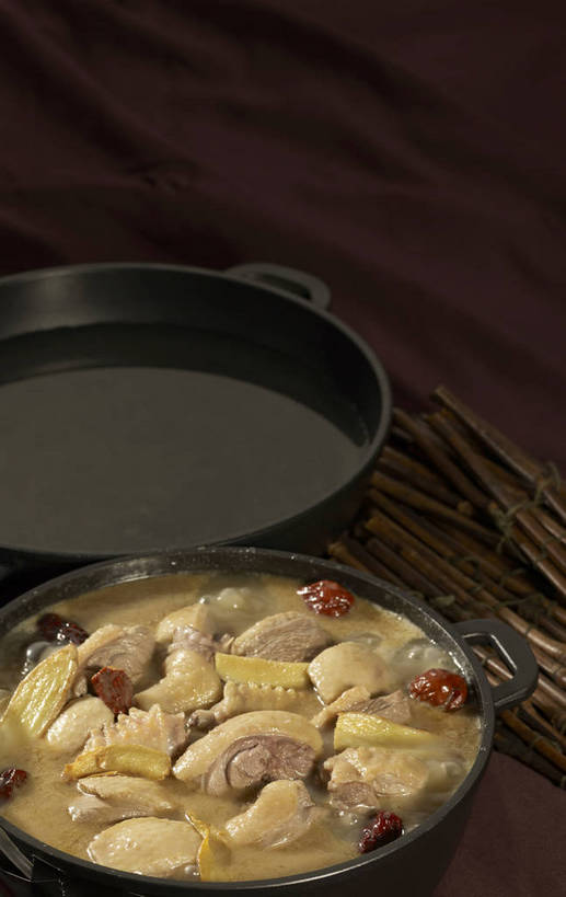 无人,竖图,俯视,室内,特写,白天,烹饪,中餐,餐桌,桌子,厨具,一堆,许多,阴影,堆叠,堆积,反射,布料,锅子,石锅,影子,鸡肉,肉,料理,食品,茎,很多,布纹,锅,菜肴,美食,肉类,桌布,食物,两个,黄色,红色,黑色,餐巾,台布,中式,枣,红枣,佳肴,餐台,锅具,中华料理,堆,枣子,肉食,烹饪用具,大枣,烹调用具,餐桌布,烹调,彩图,高角度拍摄,shjb1,大枣炖鸡