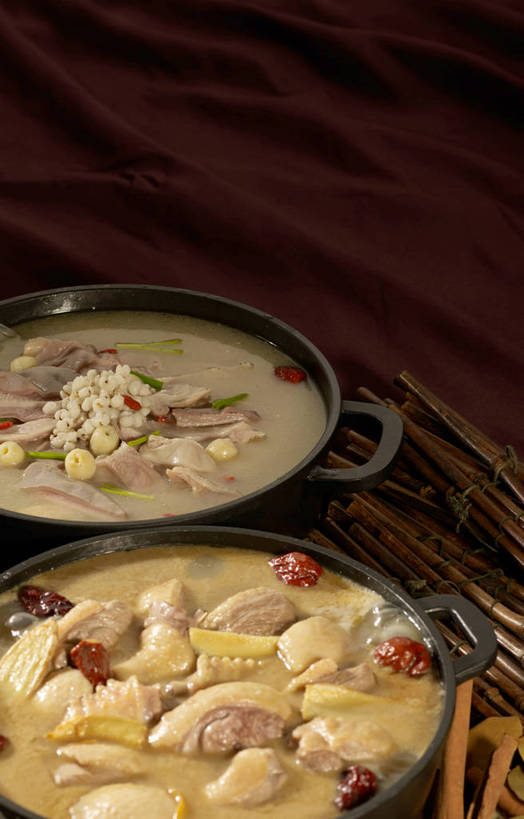 内脏,无人,竖图,俯视,室内,特写,白天,烹饪,中餐,植物,餐桌,桌子,厨具,一堆,许多,阴影,堆叠,堆积,反射,锅子,石锅,影子,莲子,调味,鸡肉,肉,香料,佐料,料理,食品,茎,果实,草药,药草,肉桂,很多,锅,猪肉,猪肚,菜肴,美食,肉类,中药,食物,两个,黄色,红色,黑色,中式,枣,红枣,佳肴,餐台,锅具,中华料理,堆,枸杞子,枸杞,配料,草本,枣子,药材,中草药,肉食,桂皮,薏米,烹饪用具,月桂叶,香叶,豚肉,中药材,本草,薏仁,作料,官桂,牡桂,筒桂,香桂,玉桂,莲米,莲肉,莲实,天竺桂,香桂叶,桂叶,苡米,苡仁,薏苡仁,苟起子,枸杞豆,枸杞果,血杞子,米仁,大枣,月桂,肚子,烹调用具,烹调,彩图,高角度拍摄,shjb1,大枣炖鸡