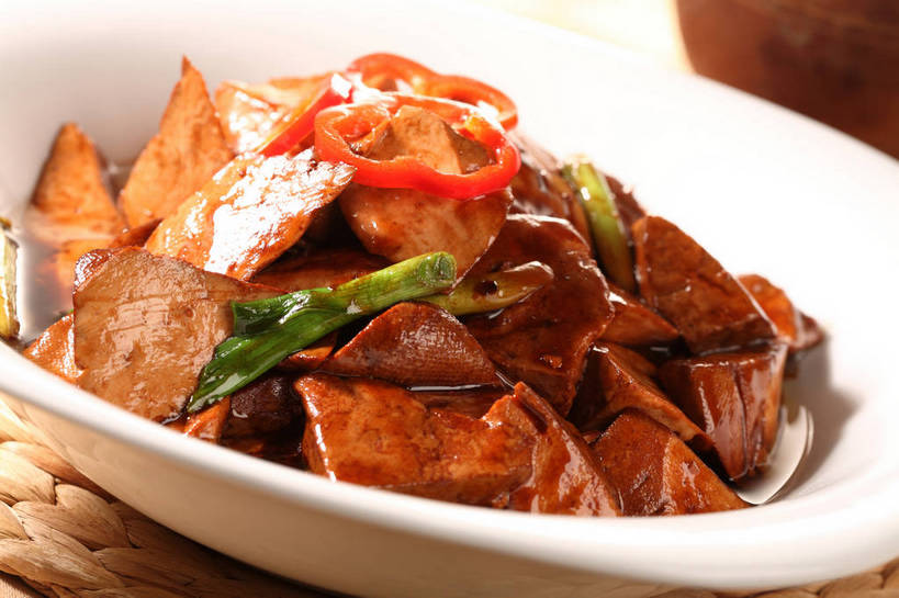 豆腐,无人,横图,俯视,室内,特写,白天,烹饪,中餐,餐桌,桌子,辣椒,蔬菜,阴影,新鲜,反射,影子,陶瓷,炒菜,料理,食品,褐色,陶瓷制品,菜肴,美食,食物,两个,白色,容器,碗,中式,佳肴,有机食品,绿色食品,餐台,中华料理,储藏,豆制品,储存,彩椒,辣角,红海椒,大椒,辣虎,广椒,甜椒,柿子椒,辣子,海椒,番椒,灯笼椒,彩图,高角度拍摄,贮存,香干,shjb1,辣椒炒香干