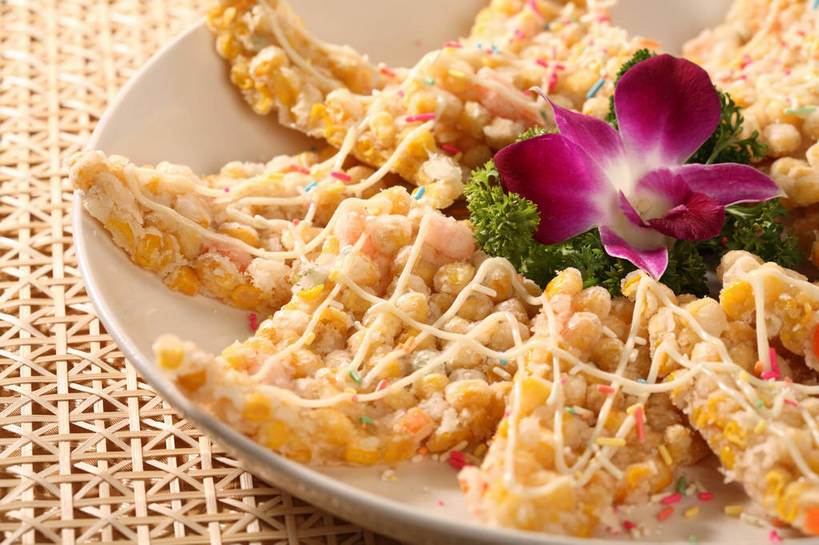 无人,横图,俯视,室内,特写,白天,烹饪,中餐,玉米,餐桌,桌子,芹菜,蔬菜,餐具,叶子,许多,阴影,新鲜,装饰,环绕,盛开,围绕,反射,棒子,布料,碟子,盘,影子,玉蜀黍,料理,食品,绿叶,石斛,很多,花蕾,布纹,环抱,菜肴,美食,桌布,花,花瓣,花朵,鲜花,食物,排列,一朵,一个,粉色,白色,盘子,餐巾,碟,台布,巧克力,花苞,花蕊,中式,嫩叶,佳肴,有机食品,绿色食品,荷兰芹,欧芹,香芹,单个,餐台,中华料理,玉米烙,朱古力,华丽,修饰,点缀,苞米,配菜,高雅,苞芦,苞谷,法香,巴西利,洋香菜,洋芫荽,法国香菜,衬托,美观,雅致,雅观,石斛兰,旱芹菜,番荽,包谷,大蜀黍,番麦,薏米包,玉高粱,玉麦,珍珠米,金钗石斛,摆列,淡泊,萦绕,花中君子,七彩米,七彩糖针,巧克力针,朱古力针,兰花,叶,叶片,餐桌布,彩图,高角度拍摄,布列,分列,shjb1