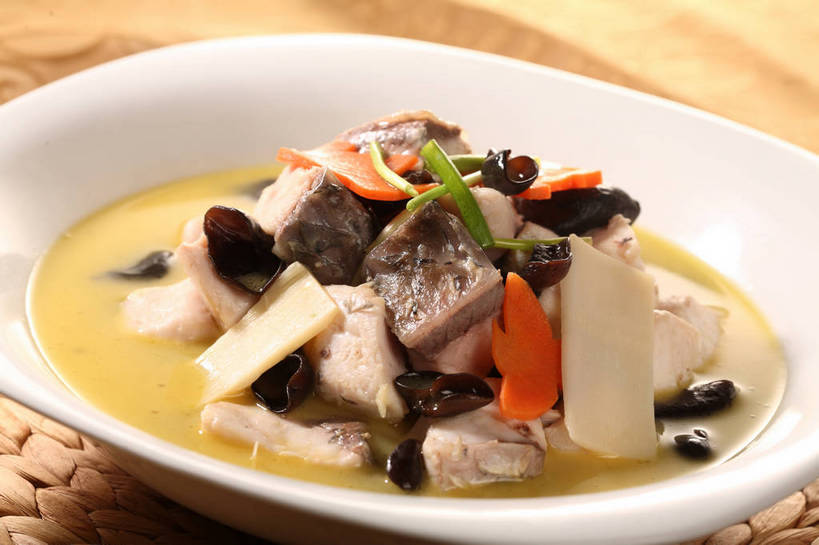 无人,横图,俯视,室内,特写,白天,烹饪,中餐,餐桌,桌子,萝卜,胡萝卜,蔬菜,阴影,新鲜,反射,鱼,影子,陶瓷,菌菇,肉,鱼肉,料理,食品,陶瓷制品,菌类,水产,木耳,菜肴,美食,肉类,鱼类,食物,一个,白色,容器,碗,中式,食用菌,佳肴,有机食品,绿色食品,单个,餐台,中华料理,储藏,黑木耳,真菌,储存,水生动物,黄萝卜,番萝卜,水生物,肉食,乌鱼,黑鱼,蛇头鱼,乌鳢,光木耳,红萝卜,甘荀,彩图,高角度拍摄,丁香萝卜,胡芦菔金,淡水生物,金笋,河鲜,贮存,shjb1,木耳黑鱼片