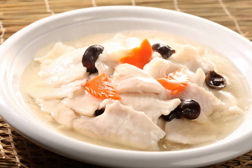 无人,横图,俯视,室内,特写,白天,烹饪,中餐,餐桌,桌子,萝卜,胡萝卜,蔬菜,阴影,竹制,新鲜,反射,鱼,影子,陶瓷,竹席,菌菇,肉,鱼肉,料理,食品,陶瓷制品,菌类,水产,木耳,菜肴,美食,肉类,鱼类,食物,一个,白色,黑色,容器,碗,橙色,中式,食用菌,佳肴,有机食品,绿色食品,单个,餐台,中华料理,储藏,黑木耳,竹制品,真菌,储存,水生动物,黄萝卜,番萝卜,水生物,肉食,乌鱼,黑鱼,蛇头鱼,乌鳢,光木耳,红萝卜,甘荀,彩图,高角度拍摄,丁香萝卜,胡芦菔金,淡水生物,金笋,河鲜,贮存,shjb1,木耳黑鱼片