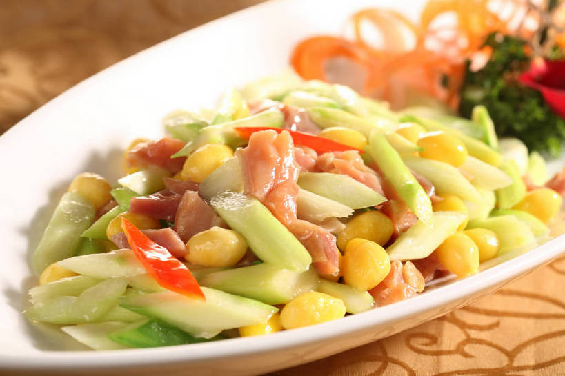 海鲜,三文鱼,无人,横图,俯视,室内,特写,白天,烹饪,中餐,餐桌,桌子,鲑鱼,辣椒,芹菜,蔬菜,叶子,阴影,新鲜,盛开,反射,鱼,布料,影子,陶瓷,料理,食品,绿叶,陶瓷制品,花蕾,布纹,水产,菜肴,美食,鱼类,海洋生物,桌布,花,花瓣,花朵,鲜花,食物,一个,白色,餐巾,容器,台布,碗,花苞,花蕊,中式,嫩叶,佳肴,有机食品,绿色食品,荷兰芹,欧芹,香芹,单个,餐台,中华料理,储藏,配菜,储存,水生动物,海产品,水生物,彩椒,海底动物,辣角,红海椒,大椒,辣虎,广椒,法香,巴西利,洋香菜,洋芫荽,法国香菜,鲑,旱芹菜,番荽,白鲑,叶,叶片,甜椒,柿子椒,辣子,海椒,番椒,灯笼椒,餐桌布,彩图,高角度拍摄,贮存,shjb1