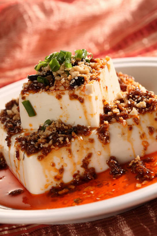 豆腐,无人,竖图,俯视,室内,特写,白天,烹饪,中餐,餐桌,桌子,蔬菜,阴影,新鲜,反射,布料,影子,陶瓷,葱,青葱,调料,料理,食品,陶瓷制品,调味品,调味料,布纹,菜肴,美食,桌布,食物,一个,白色,餐巾,容器,台布,碗,中式,佳肴,有机食品,绿色食品,单个,餐台,中华料理,储藏,豆制品,储存,豆豉,餐桌布,彩图,高角度拍摄,贮存,shjb1,豆豉豆腐