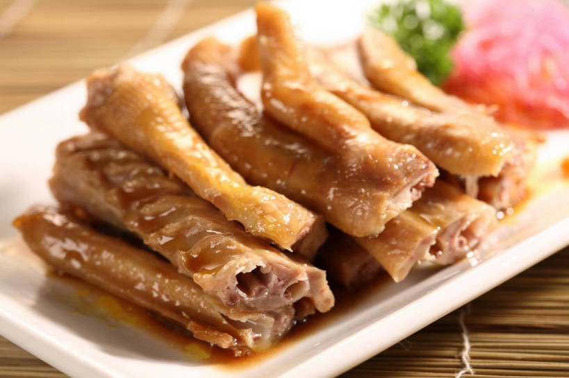 无人,横图,俯视,室内,特写,白天,烹饪,中餐,餐桌,桌子,芹菜,蔬菜,餐具,叶子,一排,阴影,竹制,朦胧,模糊,新鲜,整齐,反射,碟子,盘,影子,竹席,调料,酱料,酱汁,肉,佐料,料理,食品,绿叶,调味品,调味料,酱,菜肴,美食,肉类,食物,排列,一个,白色,盘子,碟,中式,嫩叶,佳肴,有机食品,绿色食品,荷兰芹,欧芹,香芹,单个,餐台,中华料理,堆,配菜,竹制品,队列,肉食,法香,巴西利,洋香菜,洋芫荽,法国香菜,旱芹菜,番荽,广东菜,粤菜,叶,叶片,彩图,高角度拍摄,鹅肉,卤水,shjb1,卤水鹅翅