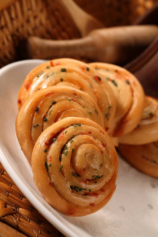 点心,无人,交叉,竖图,俯视,室内,特写,白天,餐桌,桌子,竹子,餐具,一排,阴影,竹制,朦胧,模糊,整齐,编织,反射,碟子,篮子,盘,影子,料理,食品,面点,小吃,美食,食物,糕点,排列,盘子,竹篮,碟,中式,器皿,餐台,竹条,交织,研磨,竹制品,臼杵,队列,薄饼,葱油饼,研杵,研钵,臼,穿插,螺旋状,彩图,高角度拍摄,螺旋形,螺旋形状,螺旋型,shjb1