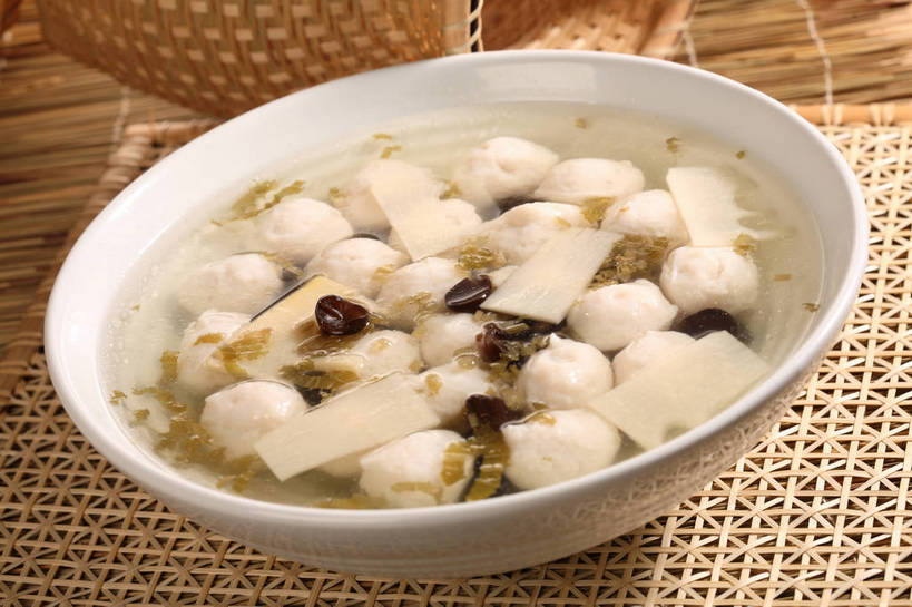 无人,交叉,横图,俯视,室内,特写,白天,烹饪,中餐,餐桌,桌子,竹子,蔬菜,阴影,竹制,新鲜,编织,反射,篮子,影子,陶瓷,菌菇,肉,汤,鱼肉,料理,食品,陶瓷制品,丸子,菌类,木耳,雪菜,菜肴,美食,肉类,肉丸,鱼丸,食物,一个,白色,容器,竹篮,碗,中式,食用菌,佳肴,有机食品,绿色食品,单个,餐台,中华料理,储藏,竹条,交织,黑木耳,竹制品,真菌,储存,肉食,雪里红,穿插,光木耳,本帮菜,沪菜,上海菜,彩图,高角度拍摄,雪里蕻,贮存,鱼丸汤,shjb1,黑木耳鱼丸汤