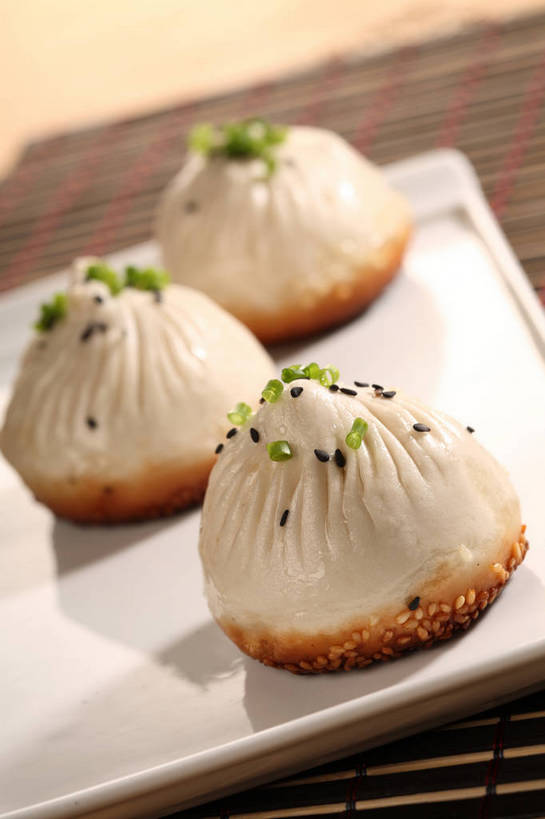 点心,无人,竖图,俯视,室内,特写,白天,餐桌,桌子,蔬菜,餐具,阴影,竹制,朦胧,模糊,新鲜,反射,碟子,盘,影子,竹席,葱,青葱,油炸,油炸食品,芝麻,料理,食品,面点,美食,食物,三个,一个,白色,黑色,盘子,碟,中式,白芝麻,有机食品,绿色食品,单个,餐台,黑芝麻,竹制品,生煎,脂麻,胡麻,白麻,巨胜子,油麻,彩图,高角度拍摄,生煎馒头,生煎包,shjb1