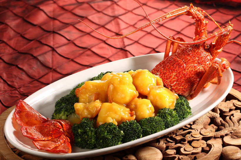 海鲜,龙虾,无人,横图,俯视,室内,特写,白天,烹饪,中餐,餐桌,桌子,蔬菜,餐具,木雕,雕塑,阴影,新鲜,艺术,装饰,反射,布料,雕刻,雕像,碟子,盘,影子,西兰花,肉,虾,料理,食品,布纹,水产,菜肴,美食,肉类,海洋生物,桌布,食物,一个,黄色,红色,绿色,白色,盘子,餐巾,工艺品,碟,台布,橙色,中式,佳肴,有机食品,绿色食品,单个,餐台,纪念,中华料理,虾肉,美术,水生动物,主题,海产品,水生物,陈列,澳洲龙虾,肉食,海底动物,澳洲大龙虾,功能,美学,甘蓝花,餐桌布,彩图,高角度拍摄,绿菜花,绿花菜,青花菜,蔬菜皇冠,澳龙,shjb1