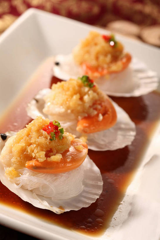 海鲜,面食,面条,无人,竖图,俯视,室内,特写,白天,烹饪,中餐,餐桌,桌子,蔬菜,餐具,一排,阴影,朦胧,模糊,新鲜,整齐,反射,碟子,盘,影子,葱,青葱,面,料理,食品,扇贝,粉丝,水产,菜肴,美食,海洋生物,食物,排列,三个,一个,白色,盘子,碟,中式,佳肴,有机食品,绿色食品,单个,餐台,中华料理,队列,水生动物,海产品,水生物,海底动物,冬粉,彩图,高角度拍摄,shjb1,粉丝扇贝