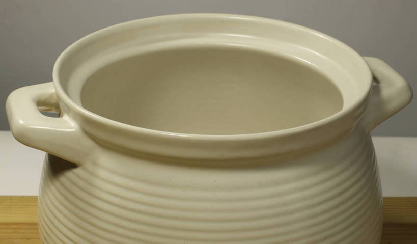 无人,横图,俯视,室内,特写,白天,烹饪,桌面,桌子,静物,厨具,阴影,反射,木制,锅子,砂锅,影子,陶瓷,木桌,陶瓷制品,锅,一个,木制品,单个,锅具,烹饪用具,烹调用具,烹调,彩图,高角度拍摄,木桌子,shjb1