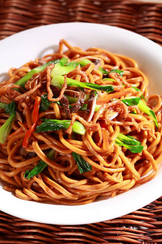 面食,面条,无人,竖图,俯视,室内,特写,白天,烹饪,中餐,餐桌,桌子,蔬菜,餐具,阴影,新鲜,反射,碟子,盘,影子,青菜,炒面,面,肉,料理,食品,肉丝,菜肴,美食,肉类,食物,一个,白色,盘子,碟,中式,佳肴,有机食品,绿色食品,单个,餐台,中华料理,小白菜,肉食,不结球白菜,彩图,高角度拍摄,shjb1,青菜肉丝炒面