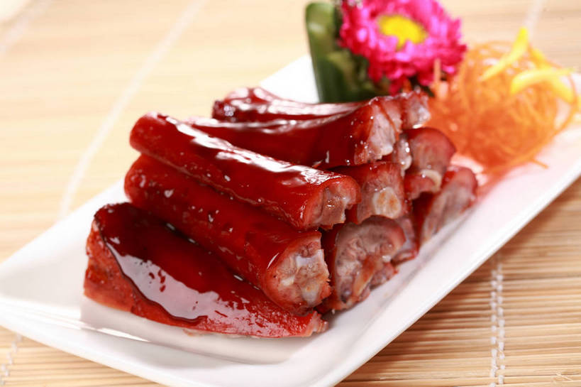 无人,横图,俯视,室内,特写,白天,烹饪,中餐,餐桌,桌子,餐具,叶子,一排,许多,阴影,整齐,盛开,反射,尾巴,碟子,盘,影子,肉,料理,食品,绿叶,很多,花蕾,猪肉,菜肴,美食,肉类,花,花瓣,花朵,鲜花,食物,排列,一朵,一个,粉色,红色,白色,盘子,碟,花苞,花蕊,中式,嫩叶,佳肴,单个,餐台,中华料理,堆,配菜,队列,肉食,豚肉,叶,叶片,猪尾巴,彩图,高角度拍摄,猪尾,shjb1,酱猪尾