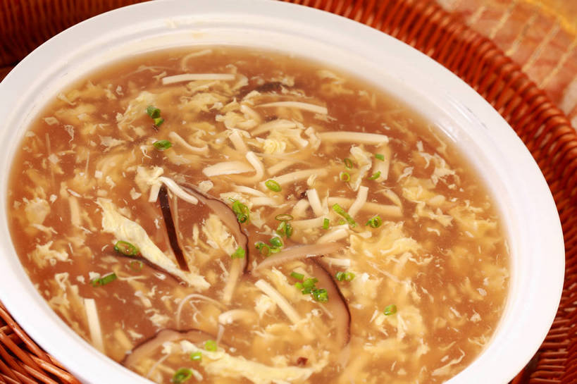 豆腐,无人,交叉,横图,俯视,室内,特写,白天,烹饪,中餐,餐桌,桌子,竹子,蔬菜,阴影,竹制,新鲜,编织,反射,篮子,影子,陶瓷,菌菇,香菇,汤,料理,食品,陶瓷制品,菌类,菜肴,美食,食物,两个,白色,容器,竹篮,碗,中式,食用菌,佳肴,有机食品,绿色食品,餐台,中华料理,储藏,竹条,交织,豆腐汤,竹制品,真菌,豆制品,储存,穿插,椎茸,羹汤,彩图,高角度拍摄,平庄菇,香菌,香蕈,贮存,shjb1,豆腐香菇蛋花汤,香菇蛋花豆腐汤