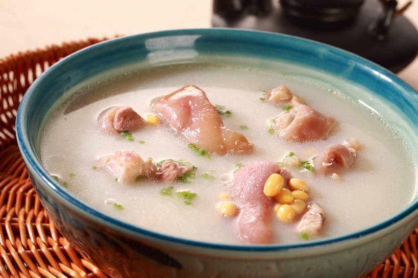 无人,交叉,横图,俯视,室内,特写,白天,烹饪,中餐,植物,餐桌,桌子,竹子,豆,大豆,蔬菜,阴影,竹制,新鲜,编织,反射,壶,篮子,影子,陶瓷,豆类,豆子,毛豆,料理,食品,陶瓷制品,猪手,猪蹄,猪爪,菜肴,美食,水壶,食物,一个,黑色,茶壶,容器,竹篮,碗,中式,佳肴,有机食品,绿色食品,单个,餐台,中华料理,储藏,竹条,交织,竹制品,储存,豆科,枝豆,穿插,猪脚,黄豆,彩图,高角度拍摄,贮存,赣菜,江西菜,shjb1,炖猪蹄,黄豆炖猪蹄