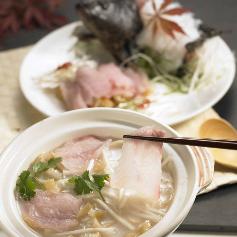 无人,横图,俯视,室内,特写,白天,烹饪,餐桌,筷子,桌子,蔬菜,餐具,叶子,一把,一双,阴影,朦胧,模糊,新鲜,反射,碟子,盘,影子,勺子,陶瓷,香菜,肉,汤,鱼肉,鱼片,料理,食品,枫叶,枯叶,绿叶,落叶,陶瓷制品,鱼头,文化,传统,菜肴,美食,肉类,食物,两个,黄色,红色,盘子,容器,调羹,碟,汤匙,碗,嫩叶,佳肴,有机食品,绿色食品,餐台,枫树叶,储藏,礼节,储存,鱼汤,礼仪,肉食,胡菜,香荽,原荽,园荽,芫荽,胡荽,莞荽,芫茜,芫蓿,莚葛草,莚荽菜,叶,叶片,进餐用具,彩图,高角度拍摄,贮存,shjb1,鱼片汤