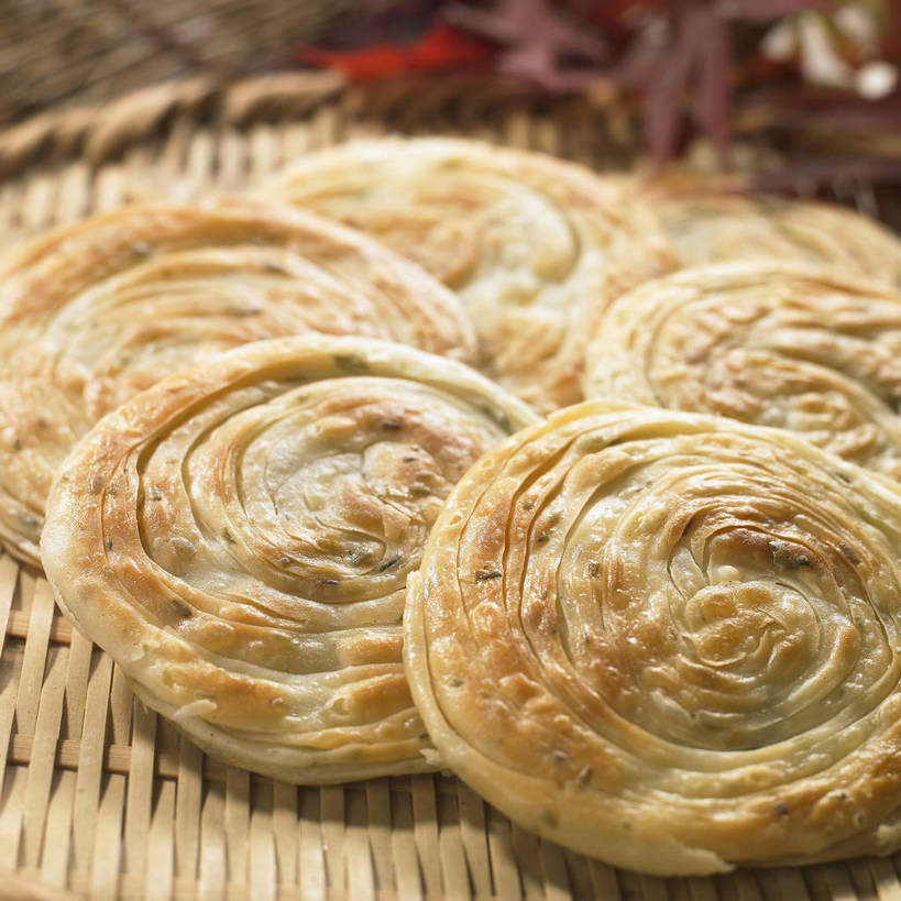 点心,无人,交叉,横图,俯视,室内,特写,白天,餐桌,桌子,竹子,叶子,许多,阴影,竹制,朦胧,模糊,环绕,围绕,编织,反射,影子,料理,食品,面点,枫叶,枯叶,落叶,很多,环抱,小吃,美食,食物,糕点,排列,黄色,红色,中式,餐台,枫树叶,竹条,交织,竹制品,薄饼,葱油饼,摆列,萦绕,穿插,叶,叶片,彩图,高角度拍摄,布列,分列,shjb1