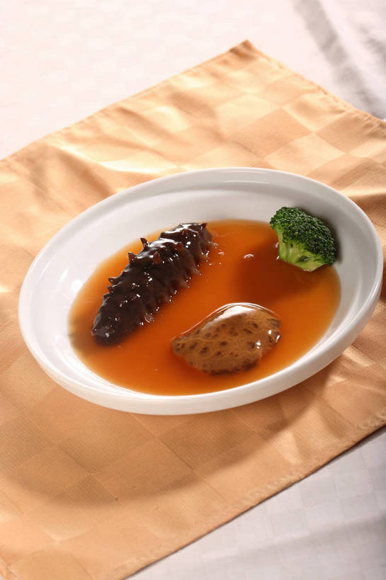 海鲜,无人,竖图,俯视,室内,特写,白天,烹饪,中餐,餐桌,桌子,蔬菜,阴影,新鲜,反射,布料,影子,陶瓷,西兰花,料理,食品,陶瓷制品,布纹,水产,菜肴,美食,海洋生物,桌布,食物,一个,绿色,白色,餐巾,容器,台布,碗,中式,佳肴,有机食品,绿色食品,单个,餐台,中华料理,储藏,海参,储存,水生动物,海产品,水生物,棘皮动物,海底动物,甘蓝花,保洁方巾,口布,餐桌布,彩图,高角度拍摄,绿菜花,绿花菜,青花菜,蔬菜皇冠,鲁菜,贮存,山东菜,shjb1,红烧海参