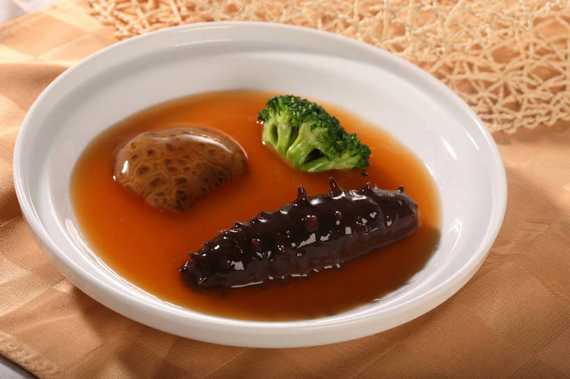 海鲜,无人,横图,俯视,室内,特写,白天,烹饪,中餐,餐桌,桌子,蔬菜,阴影,新鲜,反射,影子,陶瓷,西兰花,料理,食品,陶瓷制品,水产,菜肴,美食,海洋生物,食物,一个,绿色,白色,餐巾,容器,碗,中式,佳肴,有机食品,绿色食品,单个,餐台,中华料理,储藏,海参,储存,水生动物,海产品,水生物,棘皮动物,海底动物,甘蓝花,保洁方巾,口布,彩图,高角度拍摄,绿菜花,绿花菜,青花菜,蔬菜皇冠,鲁菜,贮存,山东菜,shjb1,红烧海参