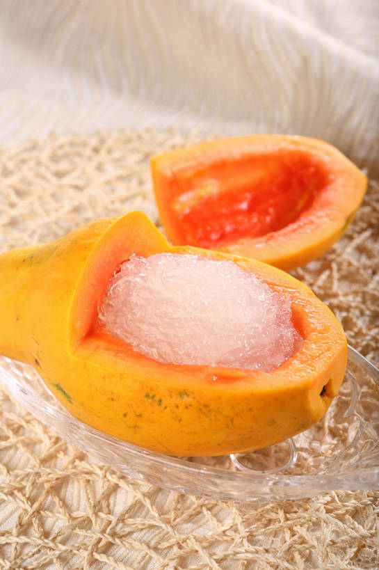 无人,竖图,俯视,室内,特写,白天,餐桌,桌子,木瓜,水果,玻璃,切开,阴影,新鲜,反射,布料,影子,冰,生食,食品,果实,清凉,布纹,冷冻,玻璃制品,桌布,食物,一个,餐巾,容器,台布,碗,冷饮,切,舒服,橙色,寒冷,有机食品,绿色食品,刨冰,冷藏,单个,餐台,储藏,解暑,储存,解渴,碎冰,剖面,切面,舒爽,消暑,保鲜,奶匏,蓬生果,乳瓜,石瓜,万寿匏,万寿果,番木瓜,餐桌布,彩图,高角度拍摄,贮存,shjb1