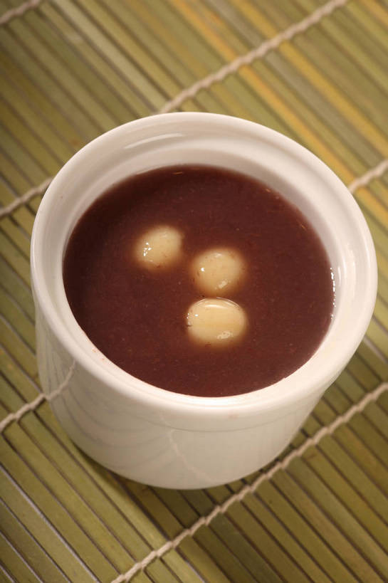 点心,无人,竖图,俯视,室内,特写,白天,餐桌,桌子,阴影,竹制,反射,影子,陶瓷,竹席,食品,甜点,甜品,陶瓷制品,食物,一个,白色,容器,碗,甜食,单个,餐台,储藏,竹制品,储存,甜羹,甜汤,彩图,高角度拍摄,贮存,shjb1,糖水