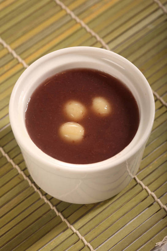 点心,无人,竖图,俯视,室内,特写,白天,餐桌,桌子,阴影,竹制,反射,影子,陶瓷,竹席,食品,甜点,甜品,陶瓷制品,食物,一个,白色,容器,碗,甜食,单个,餐台,储藏,竹制品,储存,甜羹,甜汤,彩图,高角度拍摄,贮存,shjb1,糖水