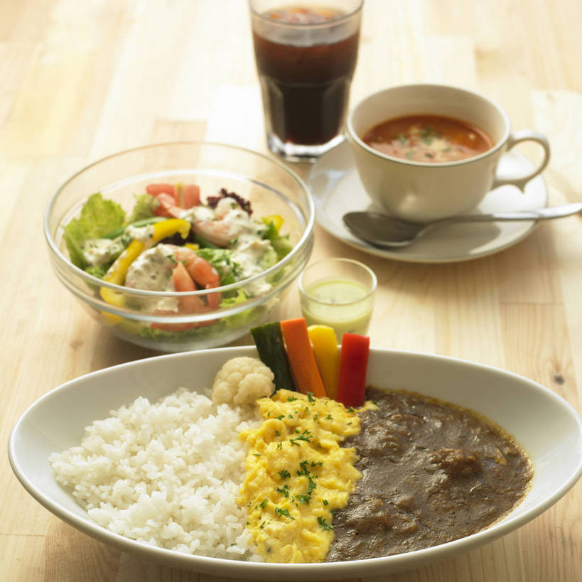 米饭,无人,横图,俯视,室内,特写,白天,烹饪,西餐,桌面,桌子,萝卜,胡萝卜,黄瓜,辣椒,蔬菜,西红柿,杯子,餐具,一把,许多,阴影,新鲜,反射,木制,碟子,盘,影子,勺子,陶瓷,木桌,生菜,莴苣,西兰花,调料,酱料,酱汁,肉,蔬菜沙拉,蔬菜汤,汤,虾仁,佐料,沙拉,料理,食品,陶瓷制品,饮品,饭,调味品,很多,一杯,调味料,色拉,酱,沙拉酱,沙律,菜肴,美食,肉类,玻璃制品,食物,饮料,盘子,木制品,容器,水杯,调羹,碟,汤匙,碗,西式,佳肴,有机食品,绿色食品,色拉酱,储藏,虾肉,五谷,储存,可口,黄萝卜,番萝卜,肉食,彩椒,辣角,红海椒,大椒,辣虎,广椒,春菜,鹅仔菜,莴仔菜,千金菜,叶用莴苣,适口,甘蓝花,羹汤,玻璃杯,番茄汤,洋柿子,甜椒,柿子椒,青瓜,辣子,胡瓜,红萝卜,海椒,柑仔蜜,甘荀,番茄,番椒,灯笼椒,臭柿,彩图,高角度拍摄,六月柿,丁香萝卜,胡芦菔金,金笋,绿菜花,绿花菜,青花菜,蔬菜皇冠,木桌子,蔬菜浓汤,贮存,喜报三元,西班牙番茄冷汤,shjb1