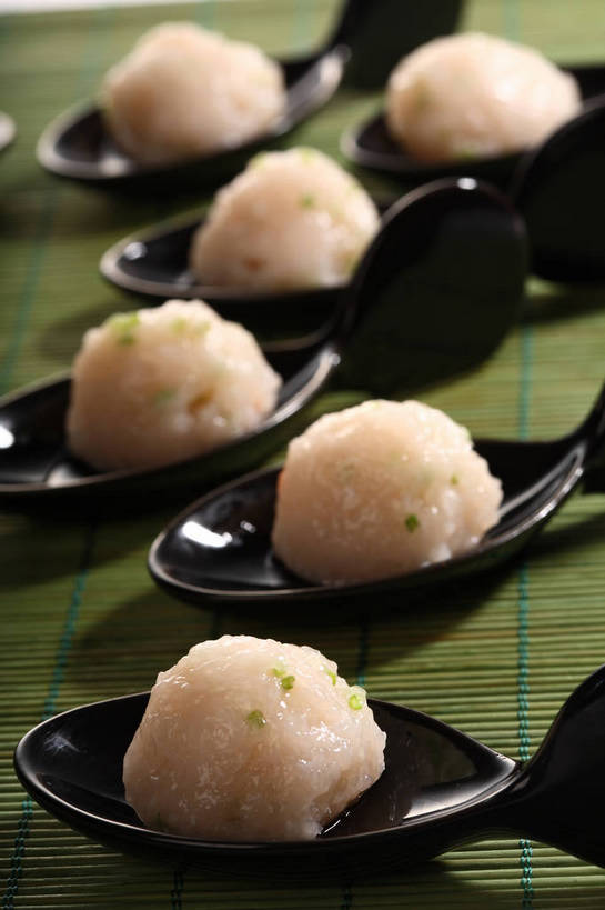 无人,竖图,俯视,室内,特写,白天,烹饪,中餐,餐桌,桌子,蔬菜,许多,阴影,竹制,朦胧,模糊,新鲜,反射,影子,勺子,陶瓷,竹席,葱,青葱,肉,鱼肉,料理,食品,陶瓷制品,丸子,很多,菜肴,美食,肉类,肉丸,鱼丸,食物,排列,黑色,调羹,汤匙,中式,佳肴,有机食品,绿色食品,餐台,中华料理,竹制品,肉食,蒸菜,摆列,彩图,高角度拍摄,布列,分列,shjb1,蒸鱼丸