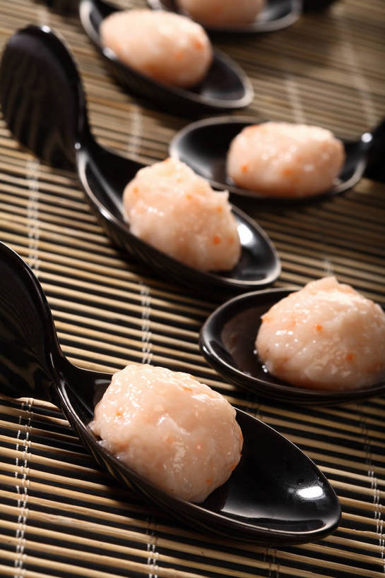 无人,竖图,俯视,室内,特写,白天,烹饪,中餐,餐桌,桌子,许多,阴影,竹制,朦胧,模糊,反射,影子,勺子,陶瓷,竹席,肉,鱼肉,料理,食品,陶瓷制品,丸子,很多,菜肴,美食,肉类,肉丸,鱼丸,食物,排列,粉色,黑色,调羹,汤匙,中式,佳肴,餐台,中华料理,竹制品,肉食,蒸菜,摆列,彩图,高角度拍摄,布列,分列,shjb1,蒸鱼丸