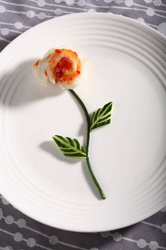 无人,竖图,俯视,室内,特写,白天,烹饪,中餐,餐桌,桌子,黄瓜,蔬菜,餐具,叶子,雕塑,阴影,新鲜,艺术,装饰,反射,布料,雕刻,雕像,碟子,盘,影子,调料,酱料,酱汁,肉,虾仁,佐料,料理,食品,绿叶,调味品,调味料,布纹,酱,辣酱,菜肴,美食,肉类,桌布,花,食物,一个,白色,盘子,餐巾,工艺品,碟,台布,中式,嫩叶,佳肴,有机食品,绿色食品,单个,餐台,中华料理,华丽,修饰,虾肉,美术,点缀,辣椒酱,肉食,美学,衬托,美观,雅致,雅观,叶,叶片,青瓜,胡瓜,餐桌布,彩图,高角度拍摄,食雕,食品雕刻,食物雕刻,shjb1