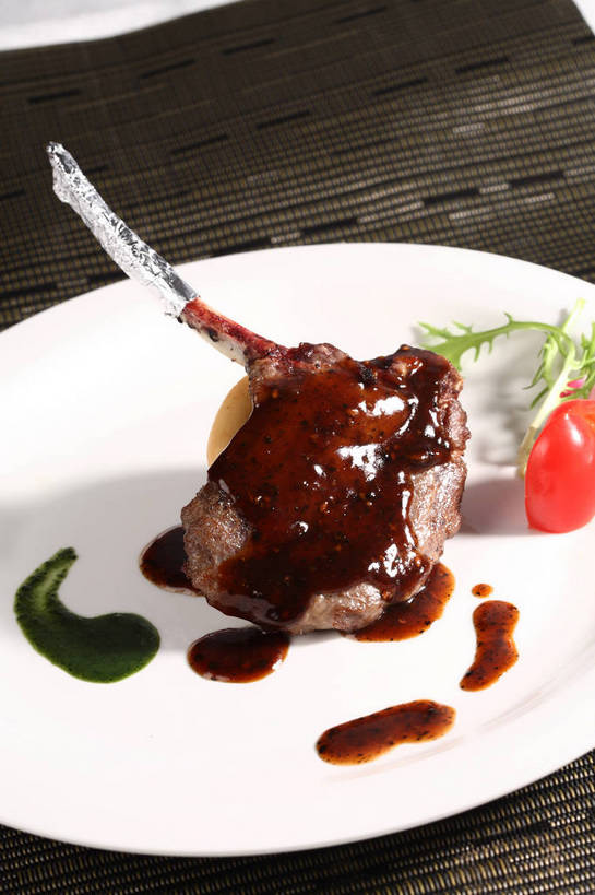 无人,竖图,俯视,室内,特写,白天,烹饪,西餐,餐桌,桌子,蔬菜,西红柿,小番茄,餐具,一块,阴影,新鲜,反射,包装,包装纸,碟子,铝箔纸,盘,锡箔纸,影子,纸,调料,调味,酱料,酱汁,肉,香料,佐料,牛排,牛肉,料理,食品,纸张,黑胡椒,调味品,调味料,酱,菜肴,美食,肉类,食物,一个,红色,白色,盘子,碟,西式,佳肴,有机食品,绿色食品,单个,餐台,配料,包装材料,肉食,黑椒牛排,锡箔,铝箔,作料,小西红柿,樱桃小番茄,珍珠小番茄,樱桃番茄,圣女果,胡椒,番茄,彩图,高角度拍摄,黑胡椒牛排,shjb1