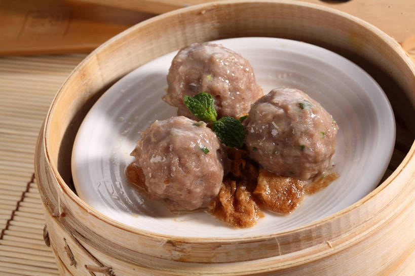 蒸笼,无人,横图,俯视,室内,特写,白天,烹饪,中餐,餐桌,桌子,餐具,厨具,叶子,阴影,竹制,反射,碟子,盘,影子,肉,薄荷,料理,食品,绿叶,银丹草,丸子,菜肴,美食,肉类,肉丸,食物,排列,三个,一个,白色,盘子,碟,中式,嫩叶,佳肴,单个,餐台,中华料理,肉圆,配菜,竹制品,清蒸,笼屉,肉食,烹饪用具,摆列,斑叶凤梨薄荷,夜息香,叶,叶片,烹调用具,烹调,彩图,高角度拍摄,布列,分列,清蒸菜,shjb1,清蒸丸子,蒸肉丸